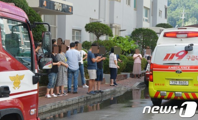 16일 오전 11시17분쯤 충북 청주시 흥덕구의 한 아파트에서 불이 나 주민들이 대피해 있다. © 뉴스1