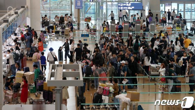 추석 연휴를 앞둔 10일 오전 인천국제공항 출국장 탑승수속 구역이 관광객으로 붐비고 있다. 2019.9.10/뉴스1 © News1