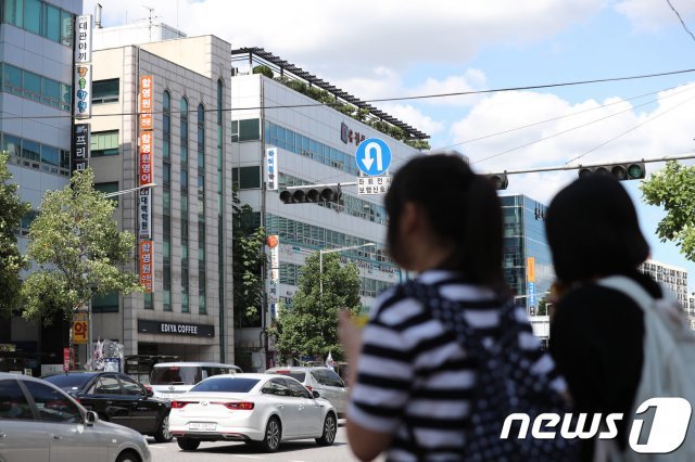 서울 강남구 대치동 학원밀집지역 앞에서 학생들이 오가고 있는 모습(뉴스1 DB)© News1