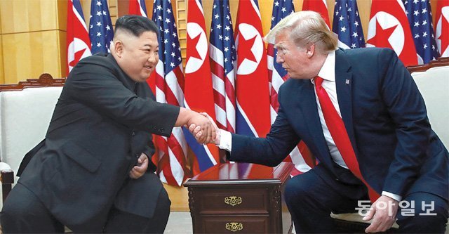 김정은 북한 국무위원장(왼쪽)과 도널드 트럼프 미국 대통령이 6월 30일 판문점 남측 지역에 있는 자유의 집에서 회담을 시작하기에 앞서 악수를 하고 있다. 박영대 기자 sannae@donga.com
