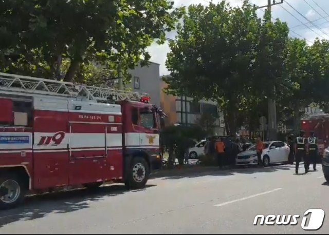 16일 오후 12시20분쯤 충북 청주시 상당구의 한 도로에서 주차해놓은 SUV 차량이 미끄러져 지나가던 행인을 덮쳤다. 출동한 구조대원들이 사고를 수습하고 있다.(독자 제공) © 뉴스1