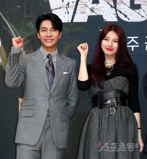 연기자 이승기(왼쪽)와 배수지가 16일 서울 양천구 목동 SBS 사옥에서 열린 주연 드라마 ‘배가본드’ 제작발표회에서 포즈를 취하고 있다. 김진환 기자 kwangshin00@donga.com