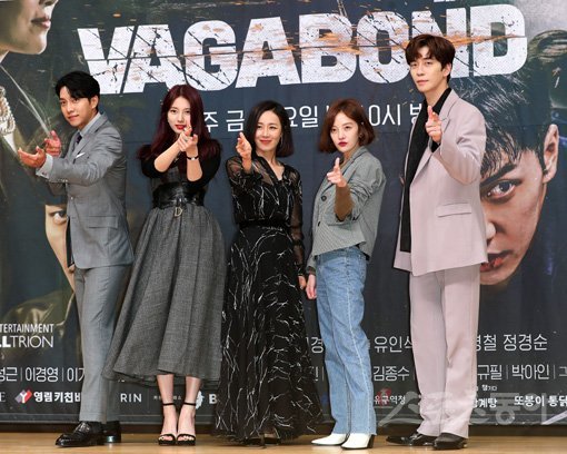 16일 서울 양천구 목동 SBS에서 열린 SBS 새 금토드라마 ‘배가본드’ 제작발표회에 출연 배우들이 참석해 포즈를 취하고 있다. 왼쪽부터 배우 이승기, 배수지, 문정희, 황보라, 신성록. 김진환 기자 kwangshin00@donga.com