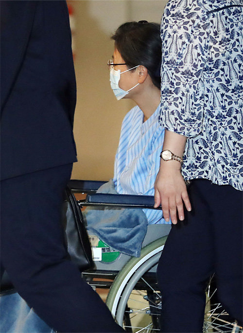 마스크에 휠체어 타고… 지난달 16일 오전 병원에 도착한 박근혜 전 대통령이 호송차에서 내려 휠체어를 타고 병실로 향하고 있다. 
전영한 기자 scoopjyh@donga.com