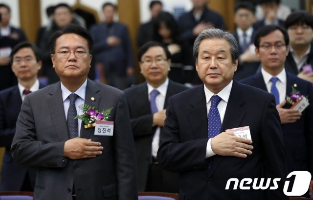 김무성 자유한국당 의원(앞줄 오른쪽)과 정진석 의원. 2017.11.21/뉴스1 © News1