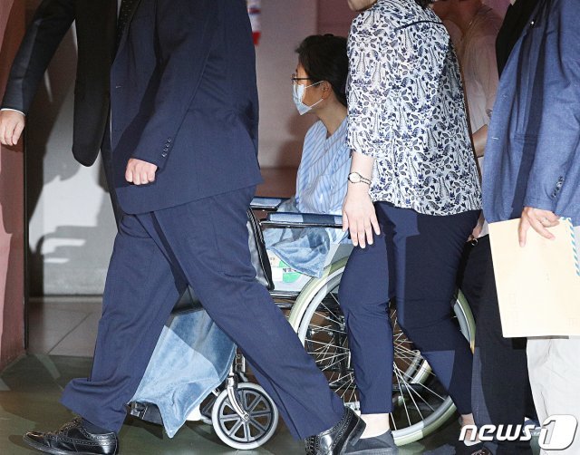 수감 중인 박근혜 전 대통령이 어깨 수술을 받기 위해 서울 서초구 소재 서울성모병원으로 이송되고 있다./뉴스1 © News1