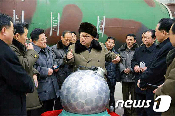 김정은 북한 국무위원장이 지난 2016년 핵무기 연구 부문의 과학자, 기술자들을 만난 자리에서 공개된 핵탄두 추정 물체. (노동신문) 2016.3.9/뉴스1 © News1