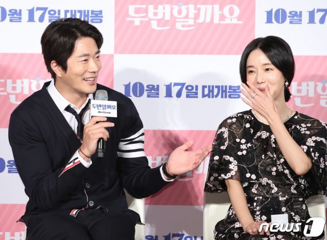 배우 권상우(왼쪽)가 17일 오전 서울 광진구 롯데시네마 건대입구점에서 열린 영화 ‘두번할까요’ 제작보고회에 참석해 이정현과의 호흡에 대해 이야기 하고 있다. 2019.9.17/뉴스1 © News1