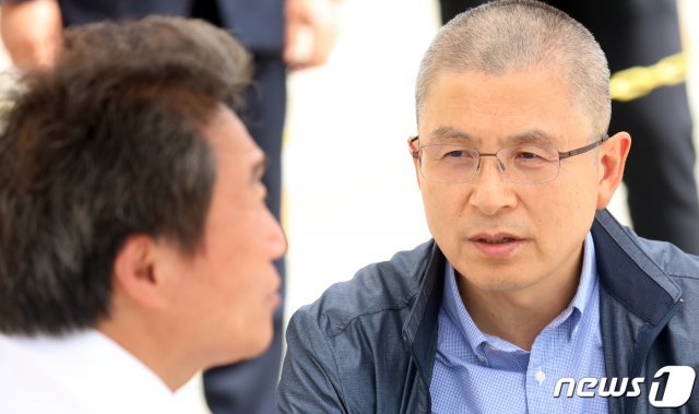 황교안 자유한국당 대표가 17일 서울 여의도 국회 본청 계단에서 조국 법무부장관 임명에 반발해 3일째 단식을 하고 있는 이학재 의원을 찾아 격려하고 있다. © News1