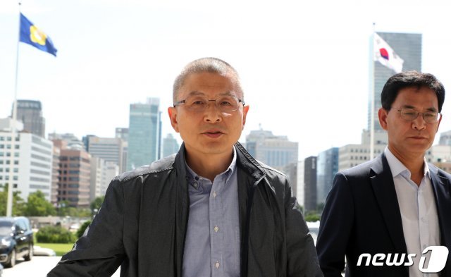 황교안 자유한국당 대표가 17일 서울 여의도 국회 본청 계단에서 조국 법무부장관 임명에 반발해 3일째 단식을 하고 있는 이학재 의원 격려를 마치고 이동하고 있다.  © News1