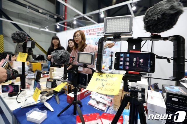 지난 6일 오후 서울 강남구 세택(SETEC)에서 열린 ‘2019 대한민국 1인 미디어 대전’에 1인 방송 장비들이 전시돼 있다. © News1