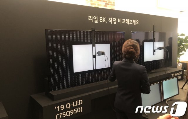 LG전자 관계자가 17일 서울 여의도 트윈타워에서 열린 ‘8K TV 기술설명회’에서 삼성전자의 QLED 8K TV와 LG전자 나노셀 8K TV를 비교해 소개하고 있다. © 뉴스1