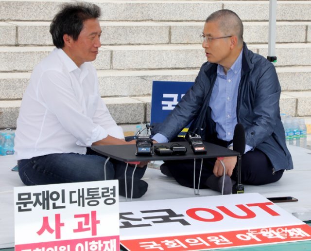 17일 오전 국회 본청 계단 앞 자유한국당 이학재 의원의 단식 농성장에 황교안 자유한국당 대표가 찾아와 격려를 하고 있다. 장승윤 기자 tomato99@donga.com