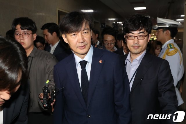 조국 법무부 장관이 17일 서울 여의도 국회에서 문희상 국회의장을 예방하기 위해 이동하고 있다. © News1