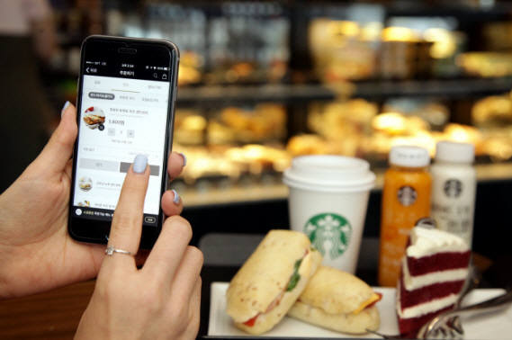 스타벅스의 스마트오더, 앱을 통해 사전에 미리 주문할 수 있다