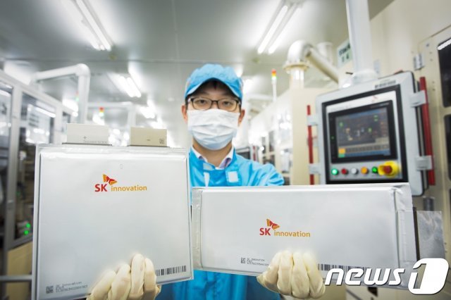 SK이노베이션 전기차 배터리를 들고 있는 연구원. © News1