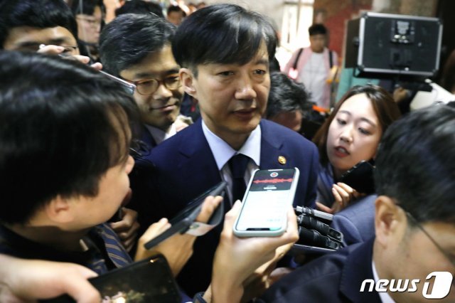 조국 법무부 장관이 17일 서울 여의도 국회에서 이해찬 더불어민주당 대표를 예방하기 위해 이동하고 있다. © News1