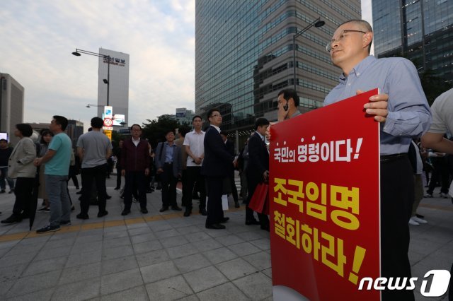 황교안 자유한국당 대표가 17일 오후 서울 세종대로사거리에서 조국 법무부 장관 사퇴를 촉구하는 1인시위를 하고 있다. © News1