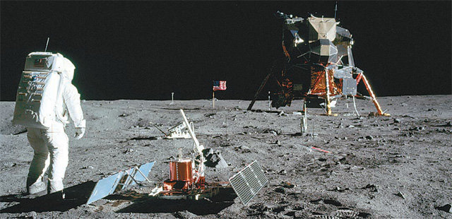 1969년 7월 20일 미국항공우주국(NASA)의 우주인 버즈 올드린이 달에 착륙해 지진계를 설치하는 모습. 달에 첫발을 내디딘 우주인 닐 암스트롱이 찍었다. NASA 제공