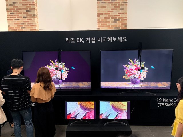 나노셀 TV(우)와 QLED TV(좌)를 비교한 것. 같은 화면이지만 QLED TV는 어두운 부분 중 일부가 커튼 형태로 밝게 표시되기도 했다. (출처=IT동아)