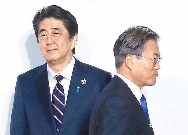 6월 주요 20개국 정상회의에서의 문재인 대통령(오른쪽)과 아베 신조 일본 총리. 두 사람은 이달 말 유엔 총회에도 참석할 계획이지만 정상회담을 할 가능성은 희박하다는 평가다. 박영대 기자 sannae@donga.com