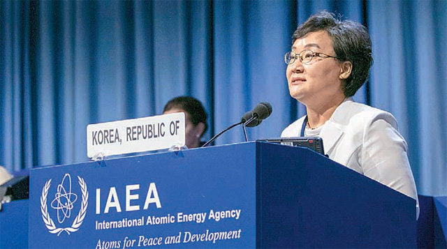 16일 오후(현지 시간) 오스트리아 빈의 국제원자력기구(IAEA) 본부에서 열린 제63차 IAEA 총회에서 문미옥 과학기술정보통신부 제1차관이 171개 회원국 대표들이 모인 가운데 연설을 하고 있다. 과학기술정보통신부 제공