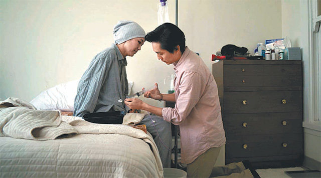 영화 ‘커밍 홈 어게인’에서 창래(저스틴 전·오른쪽)가 어머니(재키 정·한국명 정시내)를 간호하는 장면. Asian Shadows제공