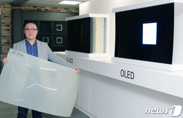 17일 서울 여의도 LG트윈타워에서 열린 LG전자 디스플레이 기술설명회에서 LG전자 HE연구소장 남호준 전무가 패널의 차이를 설명하기 위해 국내시장에 판매중인 QLED TV에 적용된 퀀텀닷 시트를 들고 있다. (LG전자 제공) 2019.9.17/뉴스1