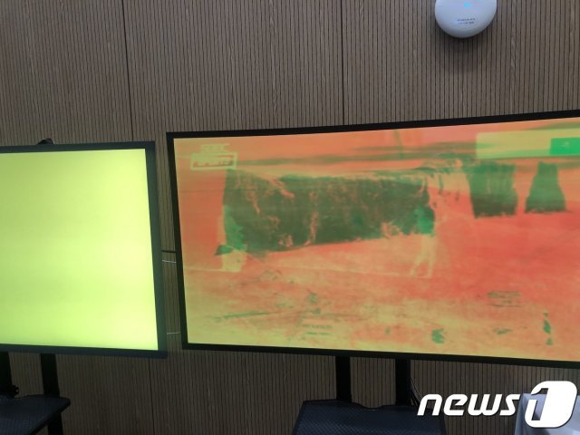 삼성전자가 17일 개최한 ‘8K TV 기술설명회’ 자리에서 전시된 LG전자의 올레드(OLED) TV에 화면 잔상이 남는 번인 현상이 나타나있다. 2019.9.17/뉴스1 © 뉴스1