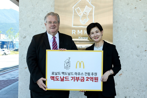 한국 RMHC의 최대 후원사인 한국맥도날드의 조주연 사장(오른쪽)이 한국 RMHC 제프리 존스 회장에게 기부금을 전달하고 있다. 사진제공｜맥도날드