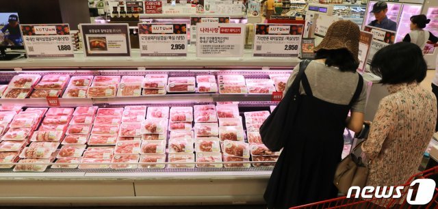 국내에서도 아프리카돼지열병이 발생하면서 돼지고기 가격 급등에 대한 우려가 커지고 있다. 사진은 서울의 한 대형마트에 진열된 돼지고기. 2019.9.17 /뉴스1 © News1