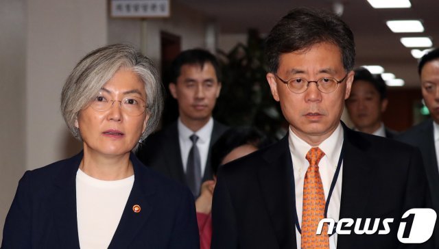 강경화 외교부장관과(왼쪽)과 김현종 청와대 국가안보실 2차장. /뉴스1 © News1