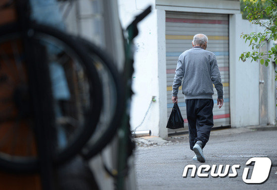 서울 용산구 동자동 쪽방촌 골목에서 한 어르신이 집으로 향하고 있다.© News1