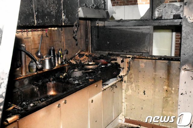 17일 오후 11시 55분쯤 인천시 계양구의 다세대 주택 2층에 화재가 발생했다.(인천계양소방서제공) © News1