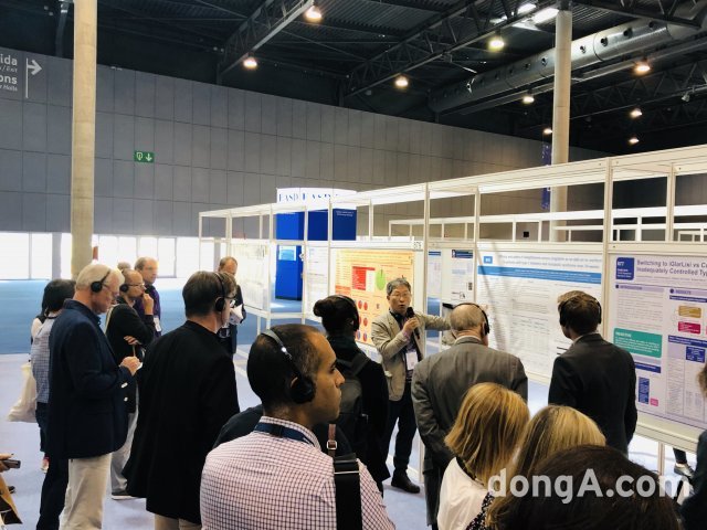 김두만 강동성심병원 교수가 2019 유럽 당뇨병학회에서 당뇨병 신약 듀비에의 24주 임상 결과를 발표하고 있다.