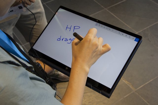 HP 엘리트 드래곤플라이는 터치입력 및 전용 터치팬을 사용할 수 있다.