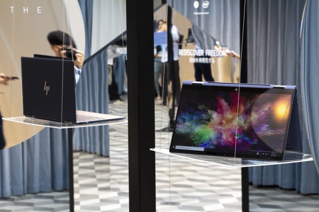 가벼움을 강조하고 있는 HP 엘리트북 드래곤플라이