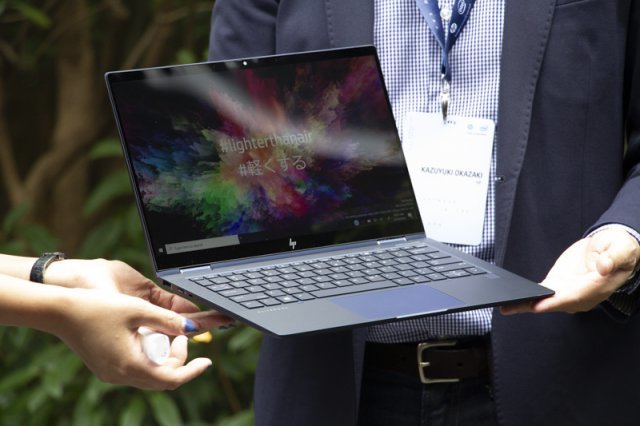 HP 엘리트 드래곤플라이는 0.99kg에 불과한 초경량 노트북.