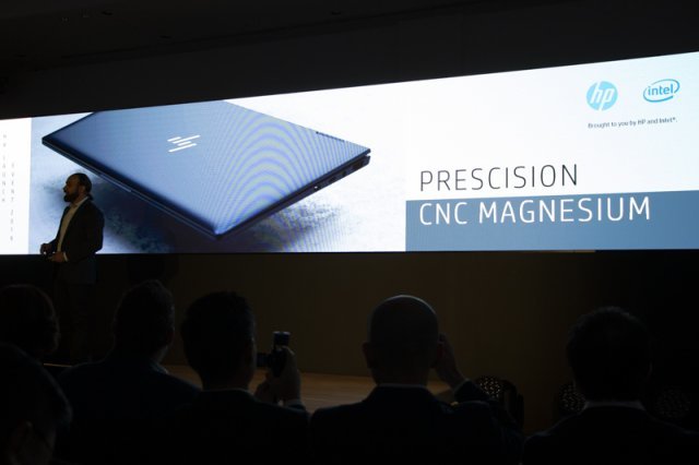 가간 싱이 HP 엘리트 드래곤플라이에 적용된 자세한 기술에 대해 설명하고 있다.