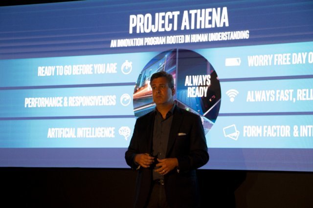 인텔 모바일 컴퓨팅 부사장 크리스 워커가 프로젝트 아테나에 대해 설명하고 있다.
