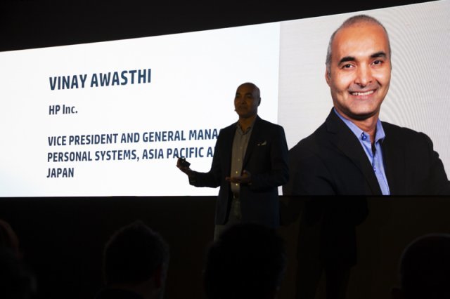 행사 시작에 앞서 이번 행사 취지에 대해 설명하고 있는 비네이 아와스티