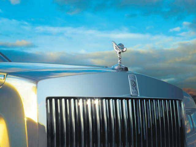 스피릿 오브 엑스터시 후드 오너먼트는 판테온 그릴, 더블 R 모노그램과 더불어 롤스로이스의 중요한 상징 중 하나다. Rolls-Royce Motor Cars 제공
