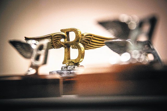 벤틀리가 과거 일부 모델에 달았던 여러 형태의 ‘플라잉 B’ 오너먼트. 신형 플라잉 스퍼를 통해 현대적으로 재현된다. Bentley Motors 제공
