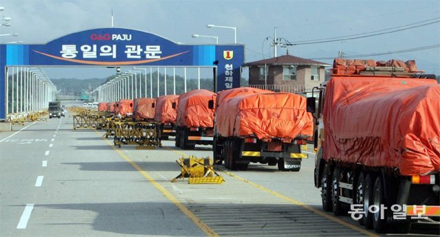 2007년 정부의 대북 지원 식량을 실은 트럭들이 줄을 지어 통일대교를 건너 북한으로 향하고 있다. 동아일보DB