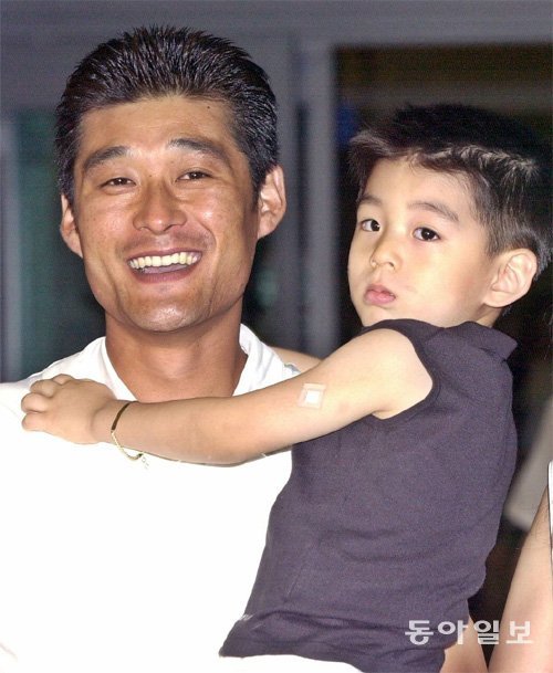 2001년 주니치 퇴단 후 귀국하는 이종범(왼쪽)과 아들 이정후(당시 3세). 동아일보DB