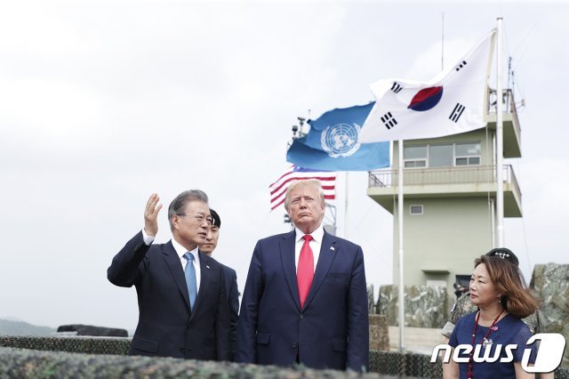 문재인 대통령과 도널드 트럼프 미국 대통령이 6월30일 오후 경기 파주 캠프 보니파스 북쪽의 최북단 ‘오울렛 초소’를 찾아 북한 쪽을 살펴보고 있다.(청와대 제공)