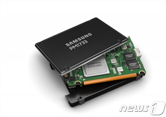 삼성전자가 출시한 초고용량 SSD 2.5인치 PM1735 (삼성전자 제공) © 뉴스1