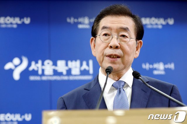 박원순 서울시장이 19일 오전 서울시청에서 광화문광장 재구조화 사업 관련 기자회견을 하고 있다.사진=뉴스1
