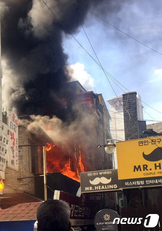 19일 오전 서울 중구 명동 한 식당에서 화재가 발생, 검은 연기가 하늘로 치솟고 있다. (독자 제공) 2019.9.19/뉴스1