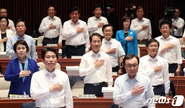 이해찬 더불어민주당 대표, 이인영 원내대표, 의원들이 18일 서울 여의도 국회에서 열린 워크숍에서 국민의례를 하고 있다. 2019.9.18/뉴스1 © News1